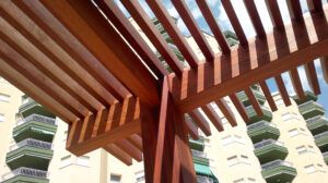 Trabajo especial de un techo con láminas de madera en exterior