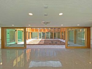 ventana corredera elevadora grande de madera