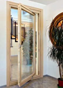 Puerta de entrada de madera al hall de un edificio