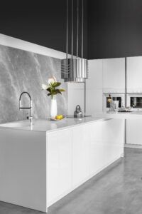 Cocina gris y blanca