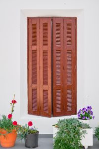ventana mallorquina de madera