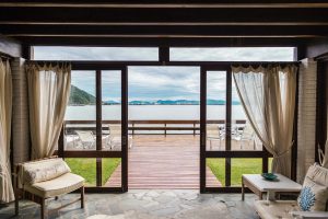 Casa con ventanas de madera y vistas al mar