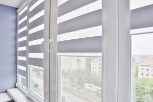 Estores en ventanas oscilobatientes