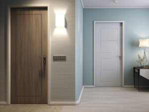 Una puerta de madera y una blanca