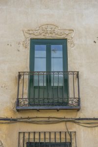 ventana de madera a media