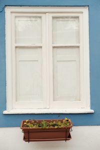 ventana de madera blanca