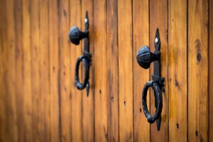 Puerta de madera con herrajes